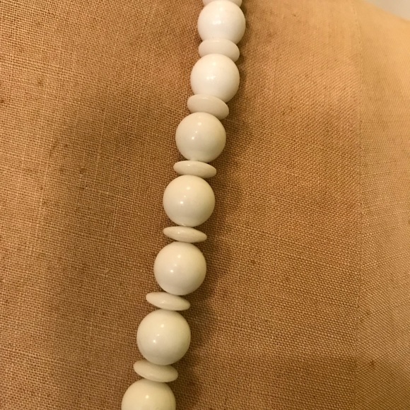 Vintage White Round Bead 60s Style Mod Necklace - Picture 2 of 5